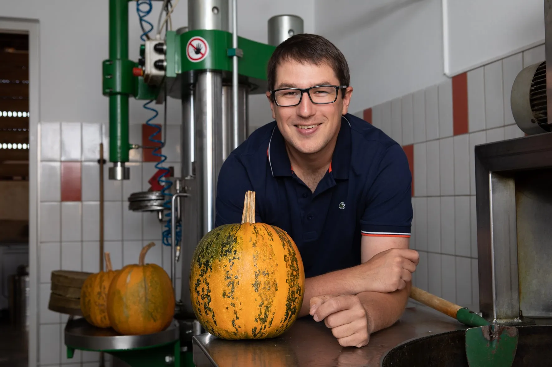 Frisch gepresstes Kürbiskernöl aus der Ölmühle Majczan